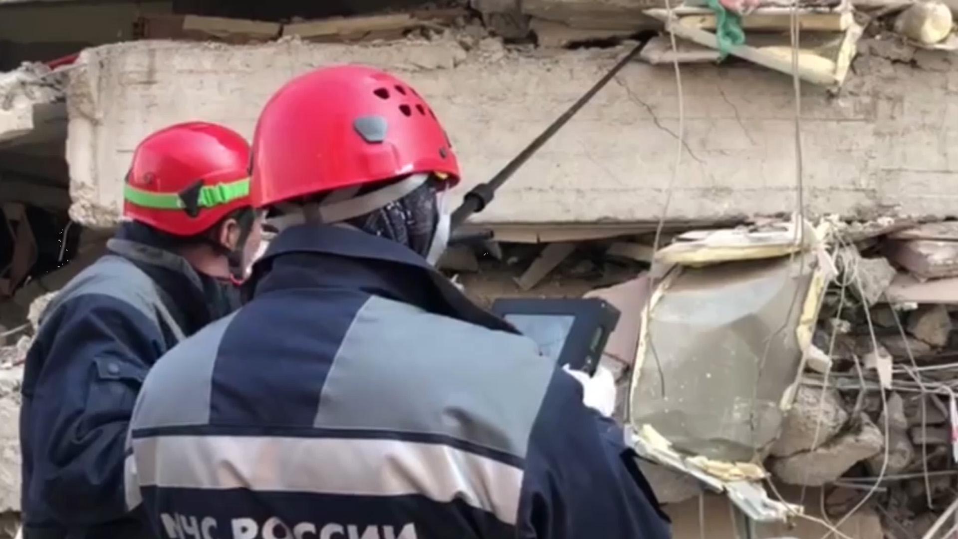 Российские спасатели ищут выживших под завалами в Турции. Видео
