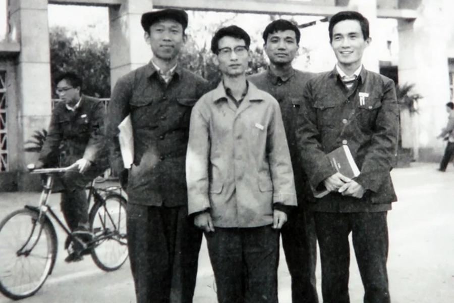 Ли Кэцян (второй справа) с однокурсниками по Пекинскому университету