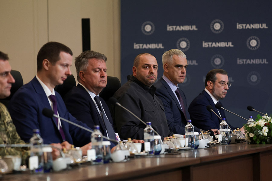 Члены украинской делегации во главе с Рустемом Умеровым принимают участие во встрече во дворце Чираган в Стамбуле, Турция, 23 июля 2025 года