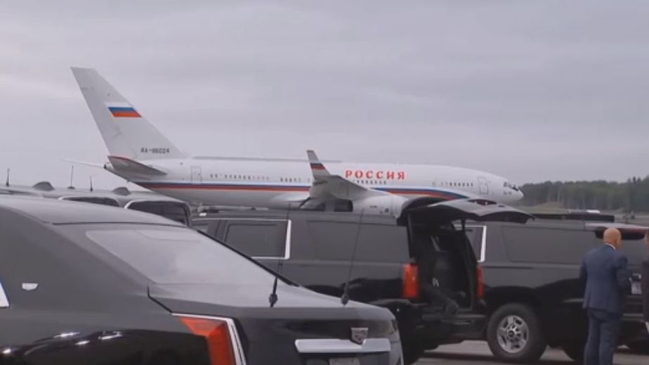 Кадры с самолетом Путина на Аляске после приземления. Видео