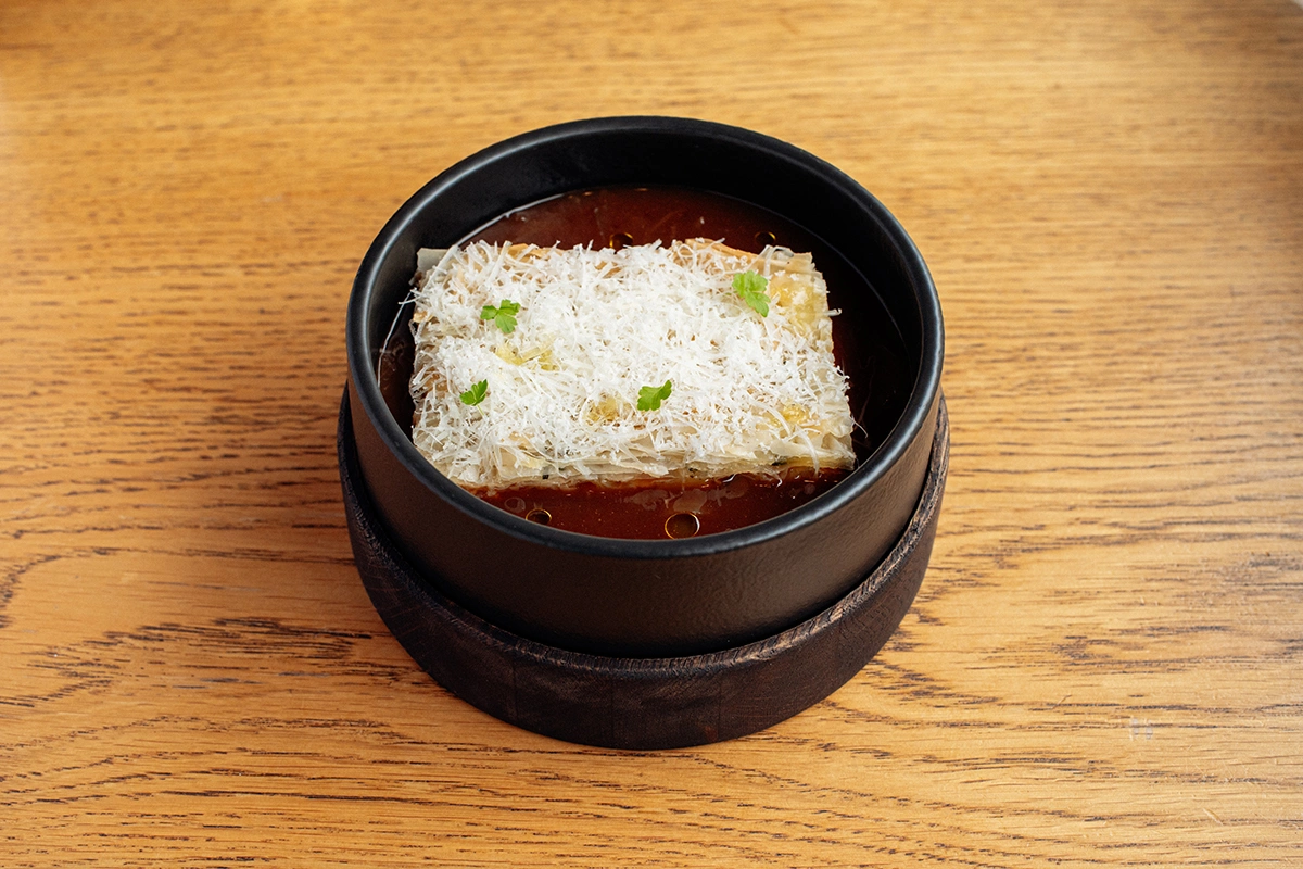 Луковый суп с пирогом из фило и камамбером