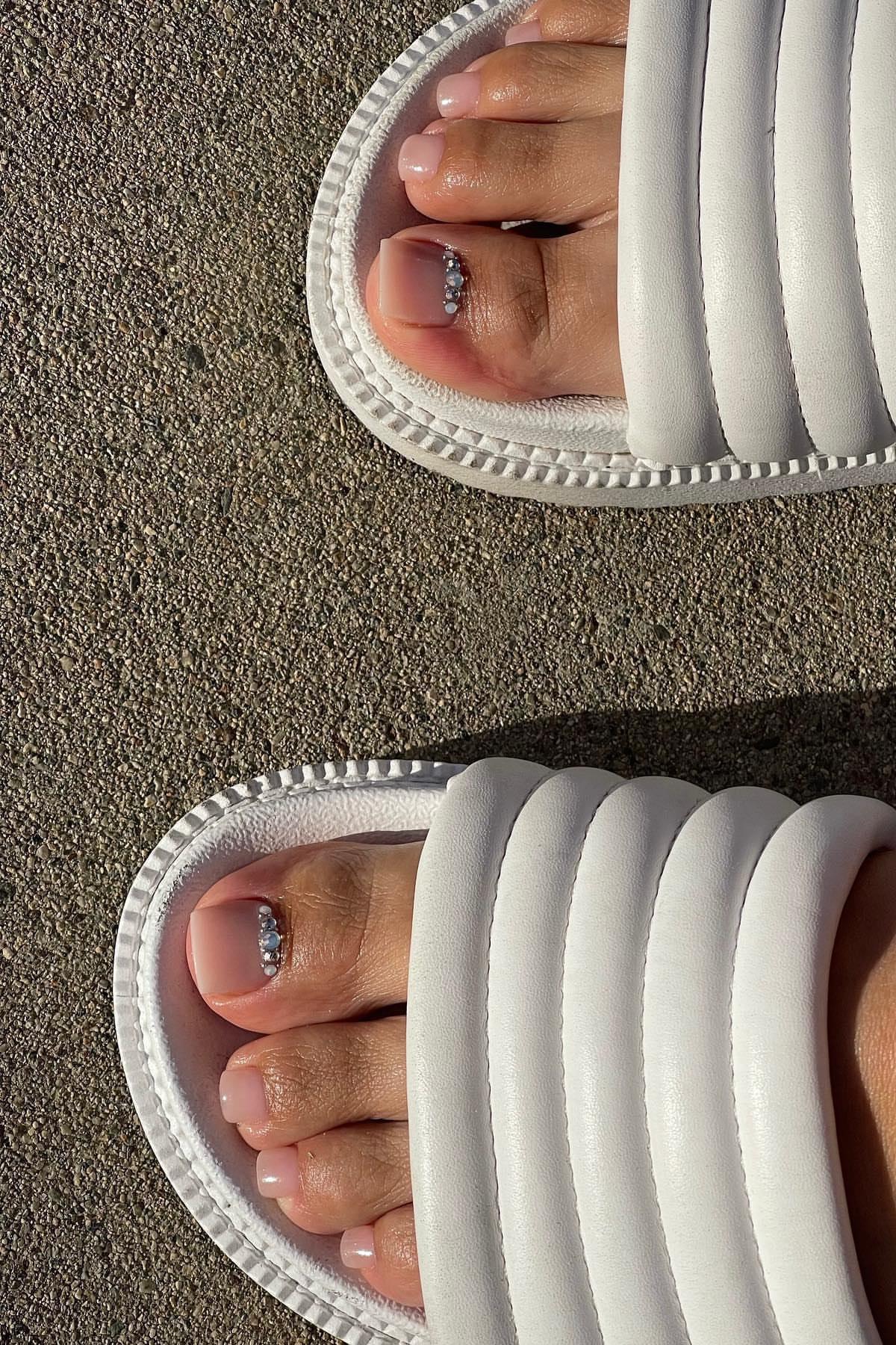 Можно использовать жемчужные бусины вместе со стразами для сложной текстуры