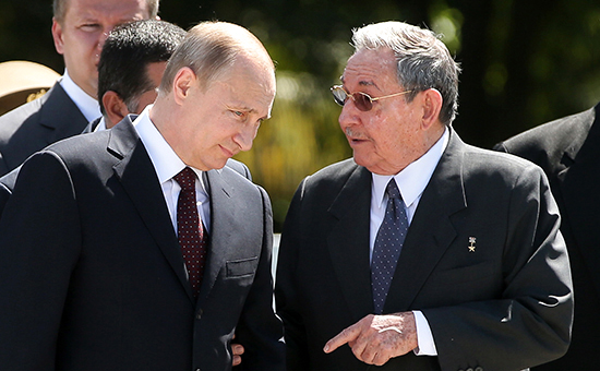 Президент России Владимир Путин (слева) и&nbsp;премьер-министр Кубы Рауль Кастро. Июль 2014 года


