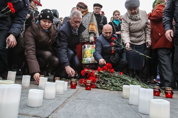 Вице-губернатор Тюменской области Сергей Сарычев (в центре) возлагает цветы в&nbsp;память о&nbsp;жертвах теракта