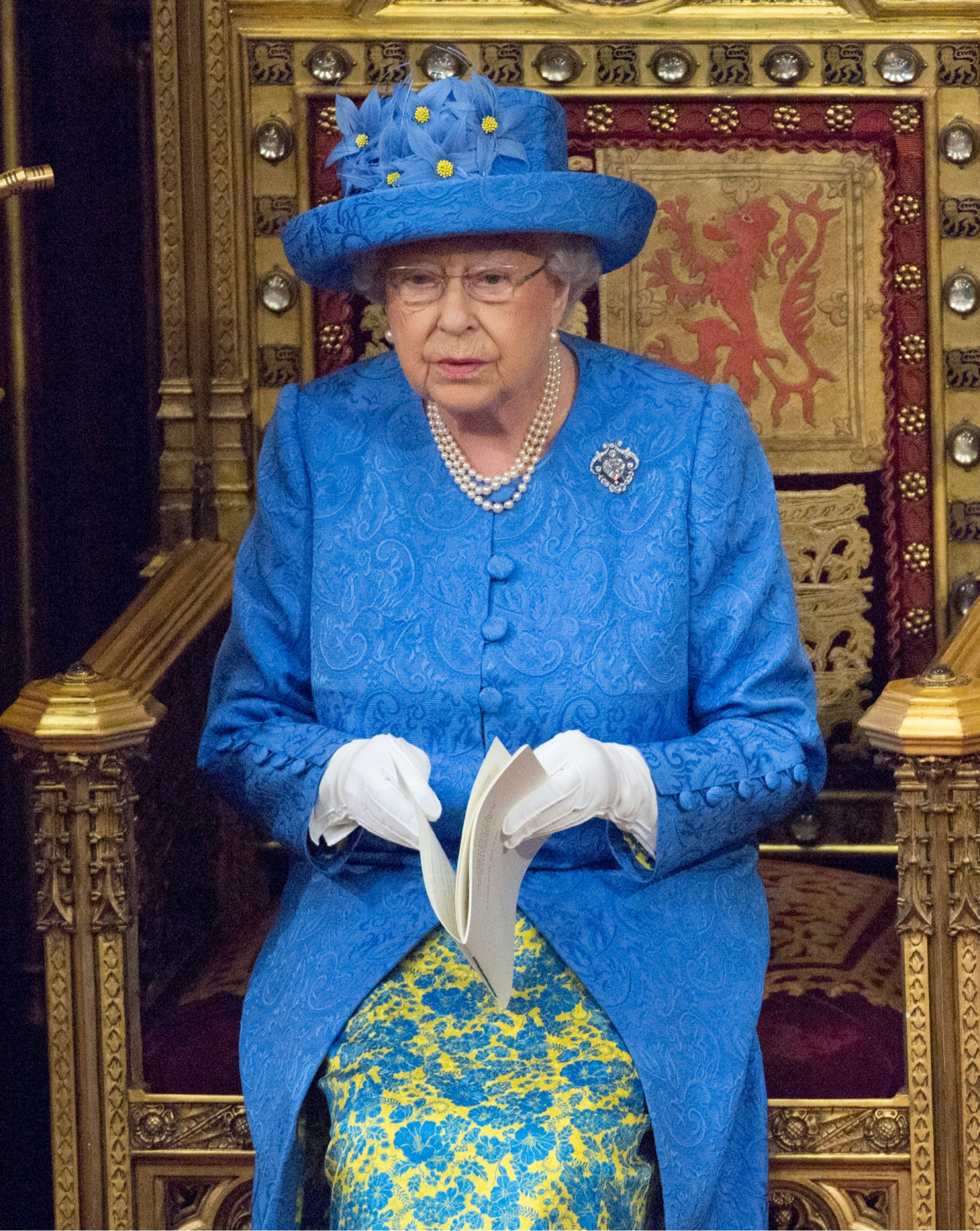 Королева Елизавета II в шляпке, напоминающей флаг ЕС, на открытии сессии Парламента, 2017