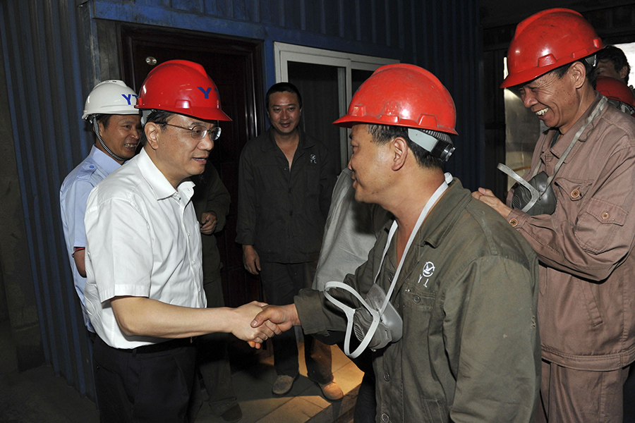 Ли Кэцян на встрече с рабочими Yunnan Tin Group в июне 2010 года