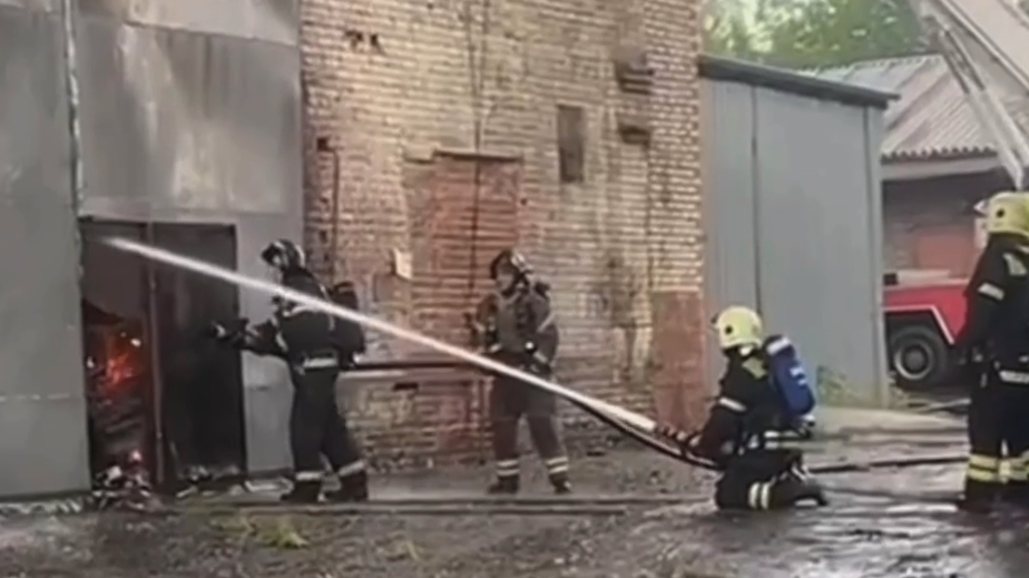 Площадь пожара на складе на востоке Москвы выросла до 4 тыс. кв. м