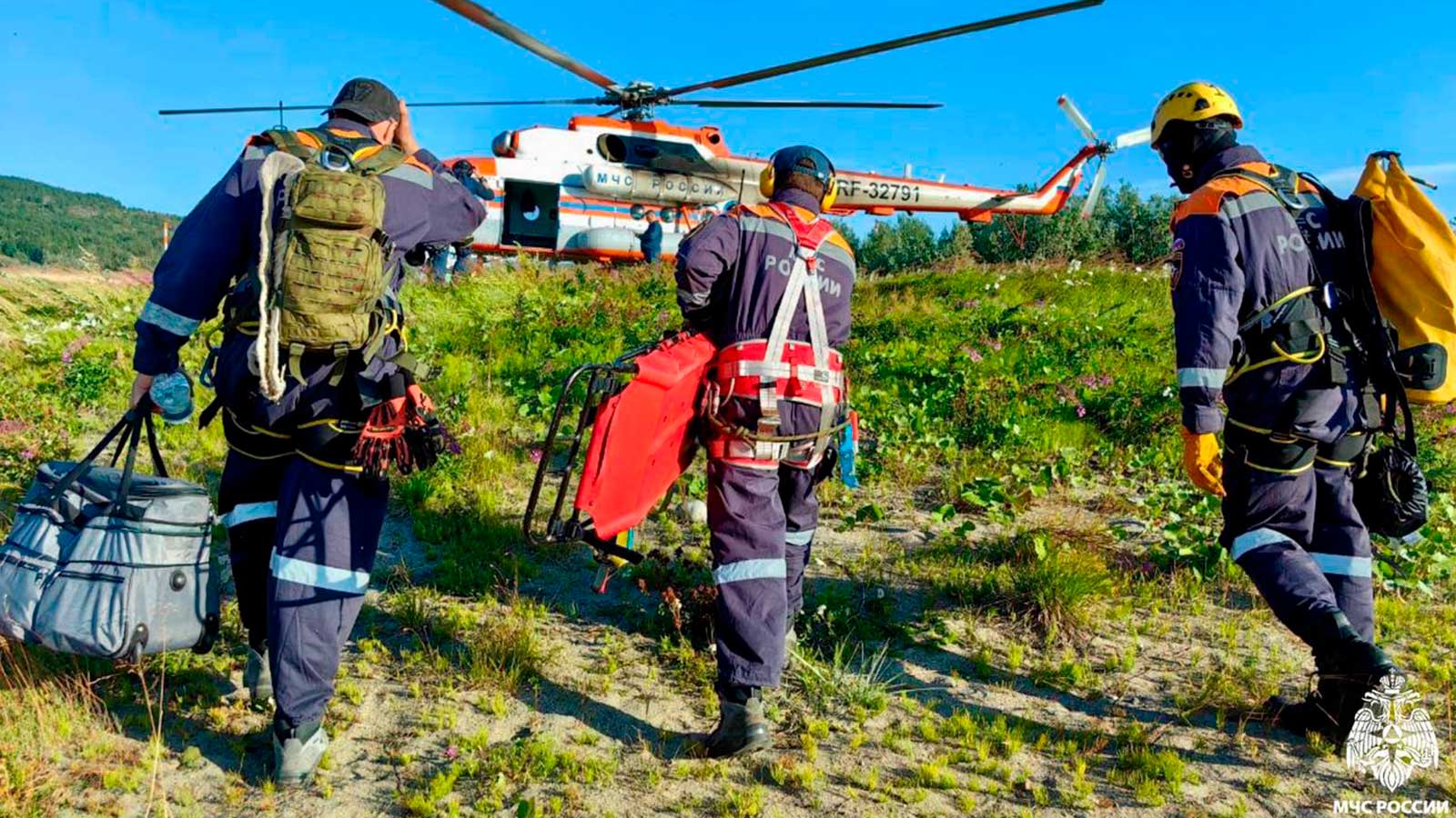 <p>Отряд спасателей прибыл к месту происшествия на вертолете Ми-8 и перенес пострадавшего на борт</p>