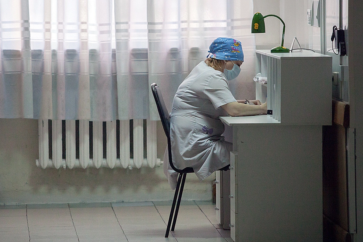 По случаю Международного дня медицинской сестры лучшим сотрудникам выдают награды