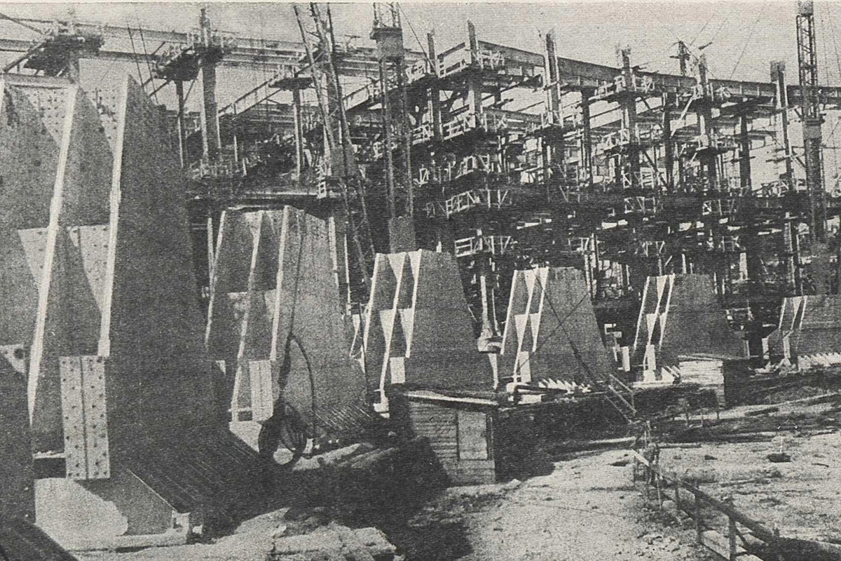 Монтаж стального каркаса стилобата со стороны Волхонки