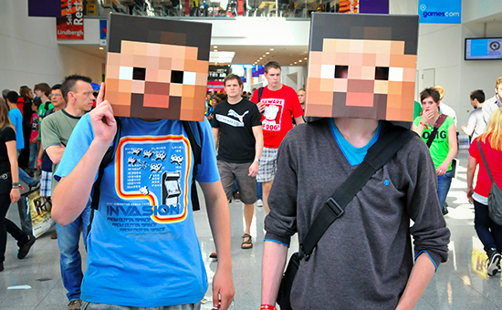 Поколонники&nbsp;видеоигры&nbsp;​Minecraft в масках героев