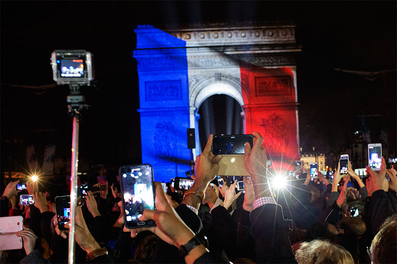 Праздничная видеопроекция&nbsp;на Триумфальной арке в Париже
