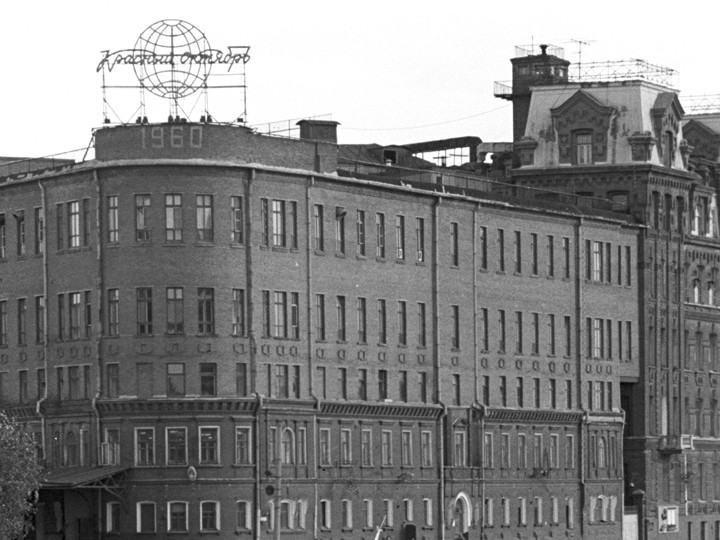 "Красный Октябрь"Производителя ирисок "Кис-Кис", шоколадных конфет "Мишка косолапый" и сливочной помадки потребители легко вспоминают, когда их просят назвать известные им советские кондитерские бренды (наряду с другими производителями, входящими сегодня в состав концерна "Объединенные кондитеры"). Хотя производство было выведено из исторического здания на Берсеневской набережной семь лет назад, завод получил вторую жизнь благодаря медийным и творческим компаниям, которые арендуют офисы на его территории.