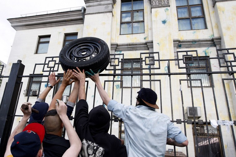 На Украине возбудили дело по факту нападения на посольство России