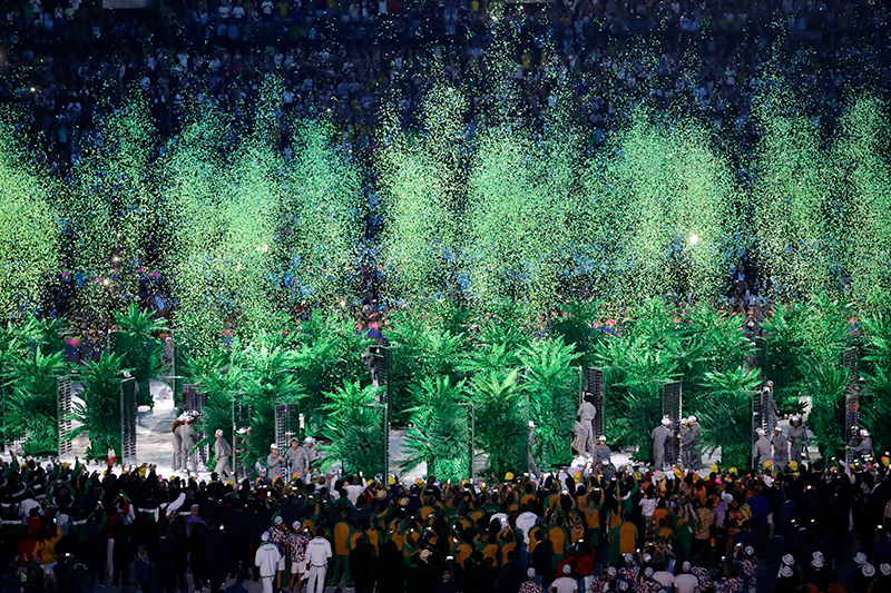 После парада спортсменов танцоры стали выстраивать в&nbsp;центре поля олимпийские кольца, которые были сделаны из&nbsp;деревьев
