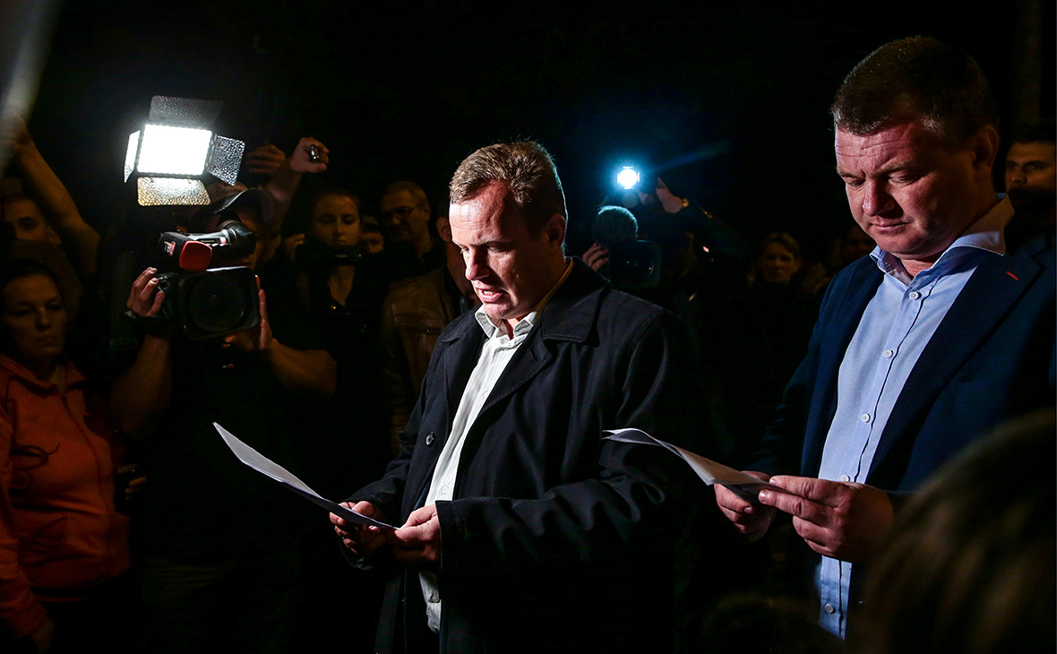 Сергей Бороздин (справа) во время объявления списка пострадавших в результате стрельбы и взрыва в Керченском политехническом колледже