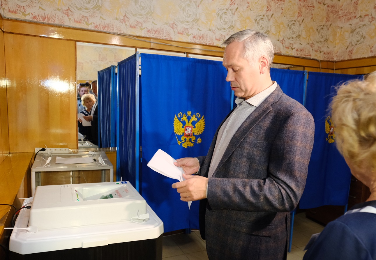 Андрей Травников на избирательном участке