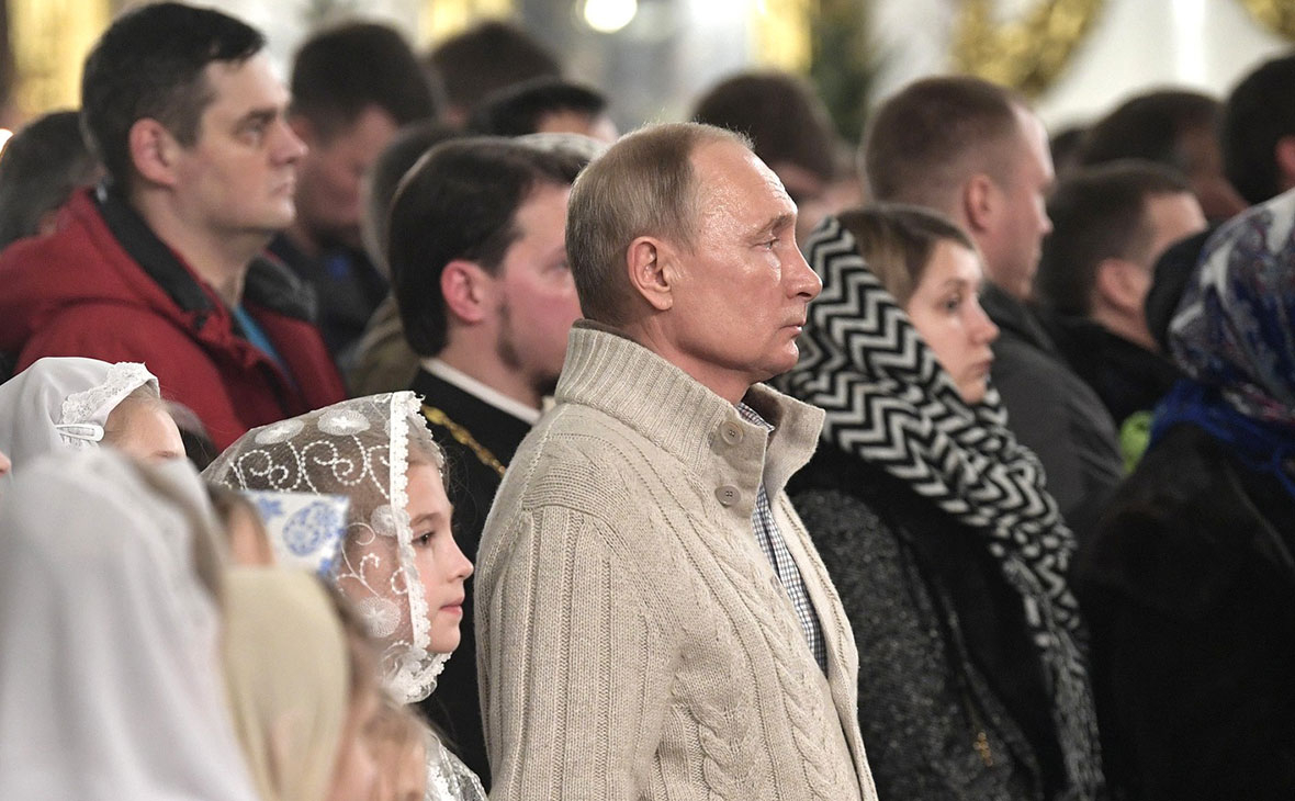 Владимир Путин (в центре) на богослужении в Спасо-Преображенском соборе в Санкт-Петербурге