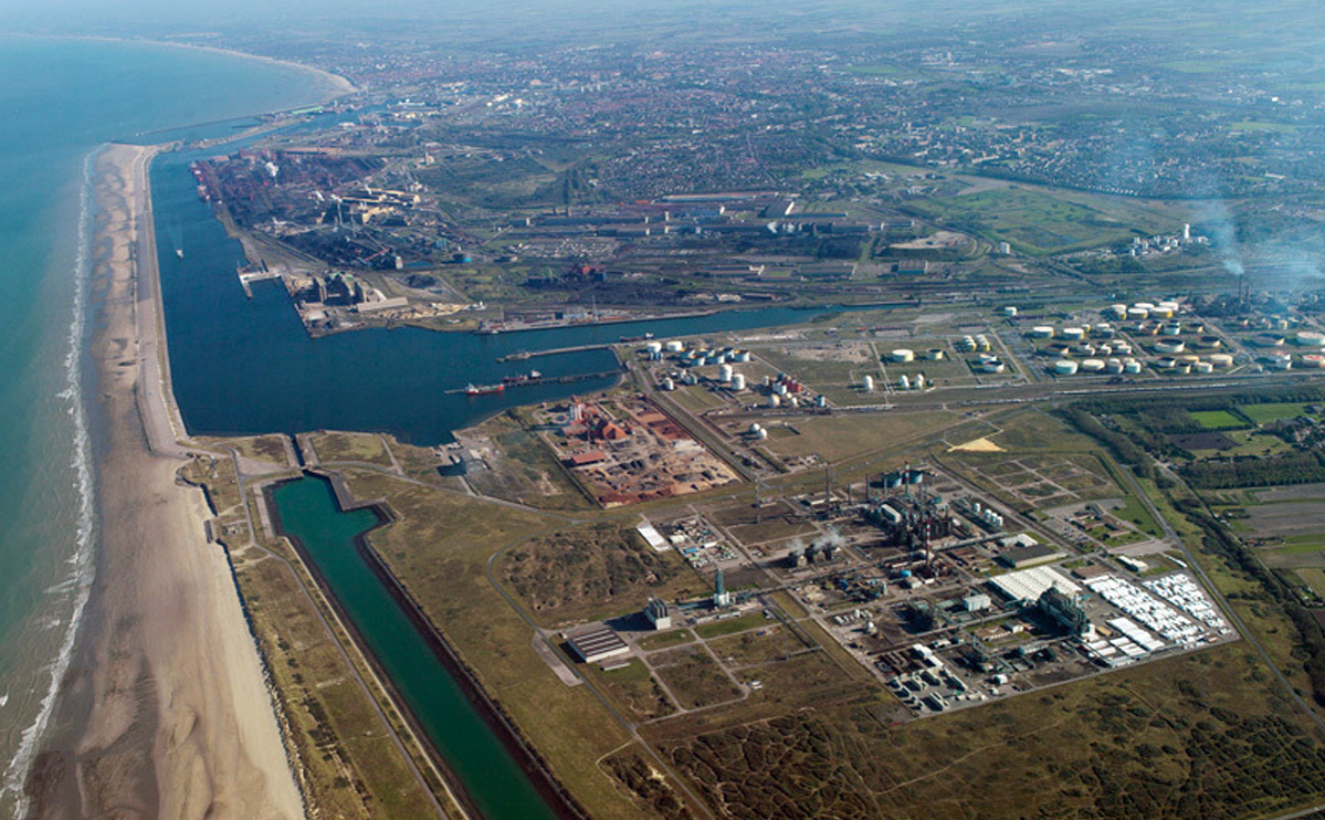 Вид на порт в Дюнкерке