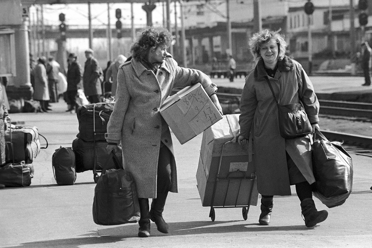 <p>1993 год. Женщины с багажом спешат на поезд, следующий в Польшу. Это было одно из самых популярных направлений для челноков, откуда везли все&nbsp;&mdash; от косметики и духов до машинок для стрижки волос. Чтобы получить доллары, челноки брали с собой товары Made in USSR, которые пользовались спросом&nbsp;&mdash; будь то телевизоры &laquo;Рубин&raquo; или холодильники &laquo;Минск&raquo;.</p>