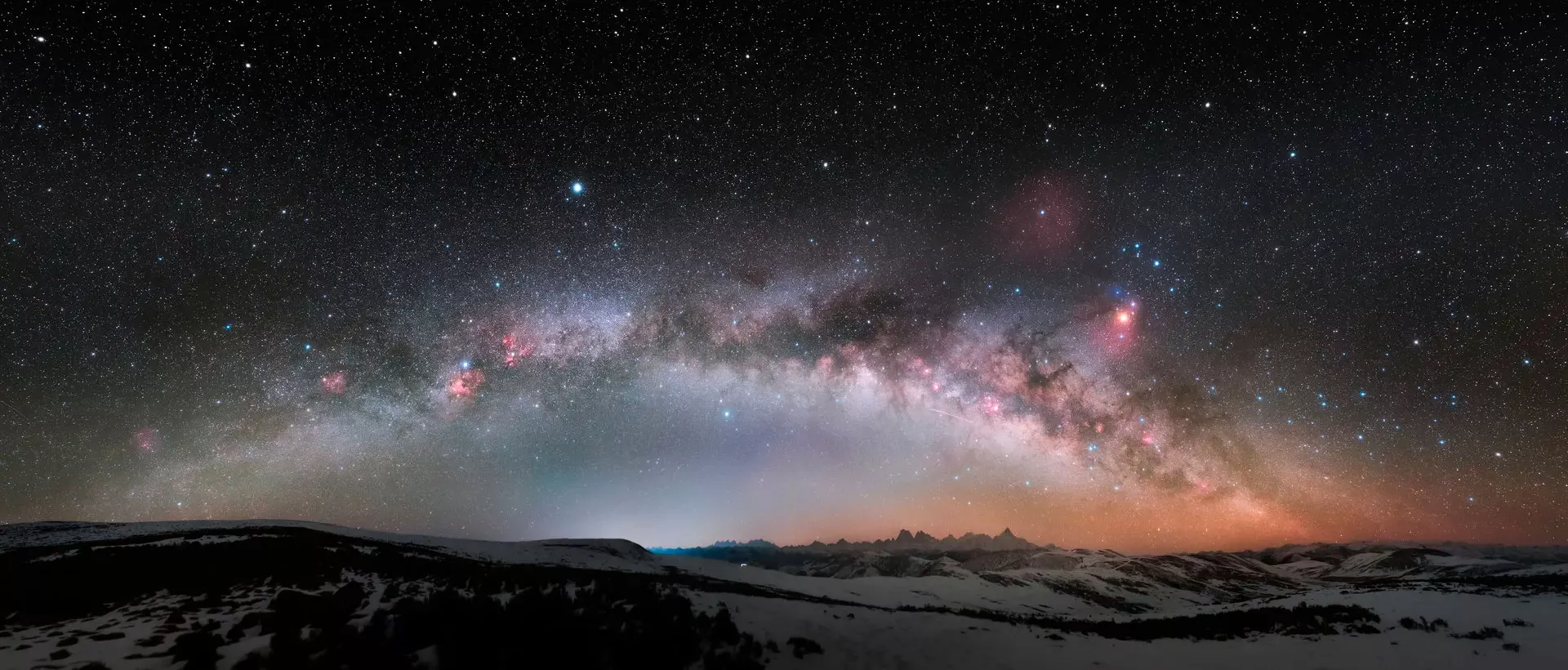 <p>Яркий снимок Млечного Пути, сделанный в горах</p>