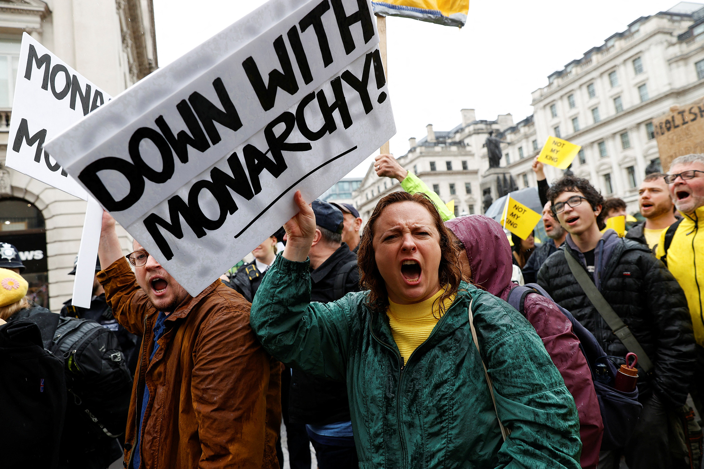 На улицы Лондона вышли не только поклонники королевской семьи, но и протестующие. Надпись на плакате: «Долой монархию»