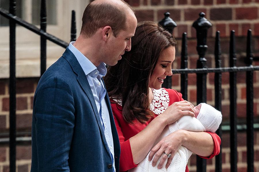 Кейт Миддлтон и принц Уильям с новорожденным сыном Луи, 2018 год