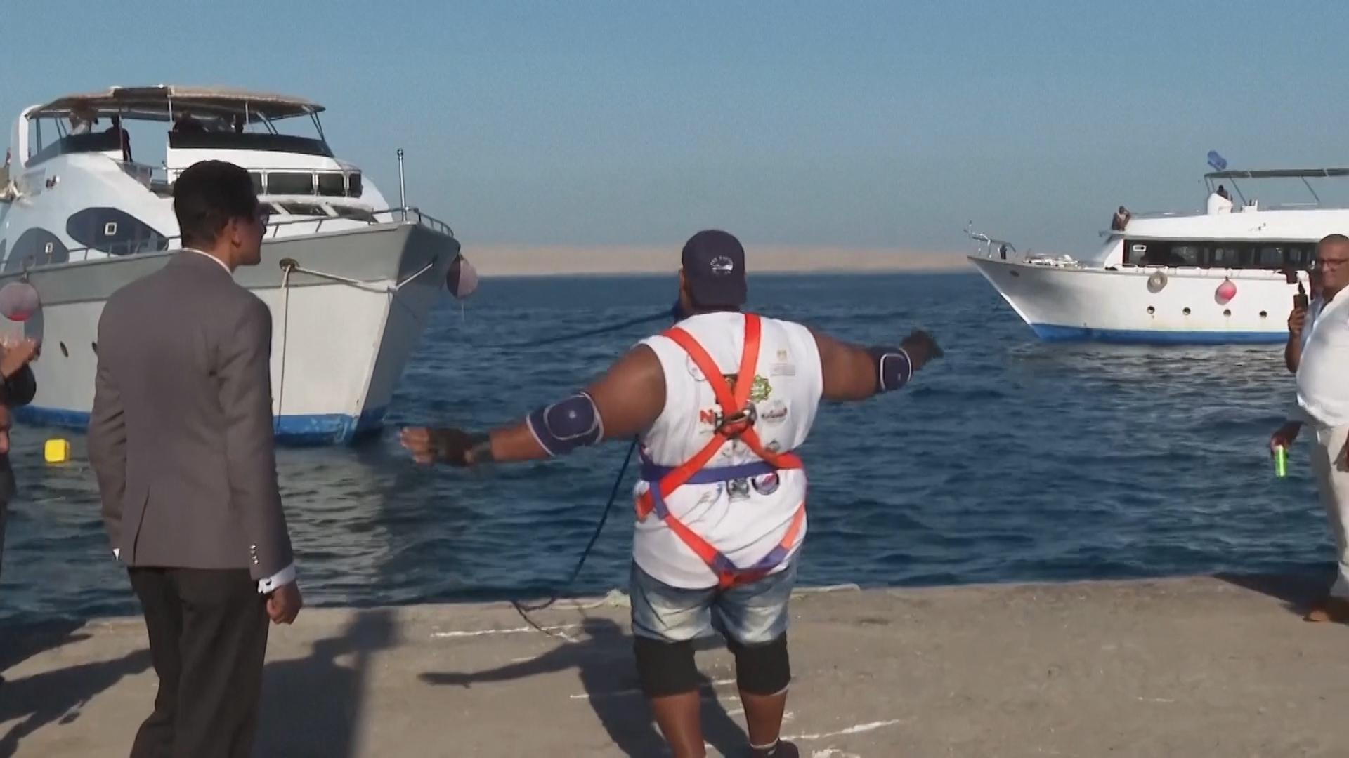 Египтянин сдвинул зубами судно весом 700 тонн. Видео