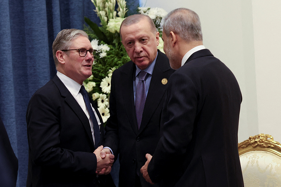 Премьер-министр Великобритании Кир Стармер с президентом Турции Реджепом Тайипом Эрдоганом перед началом саммита.