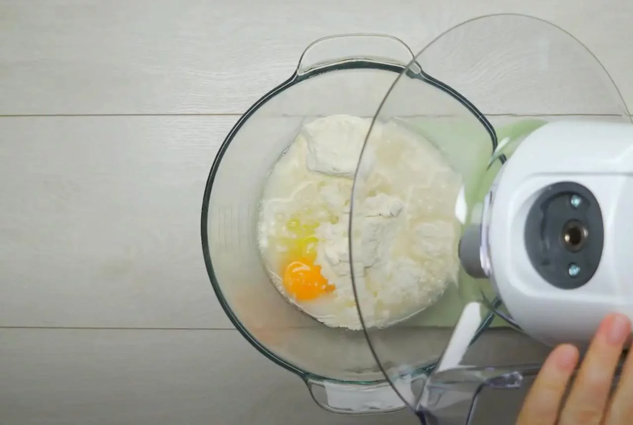 Соедините муку, яйцо, соль и воду