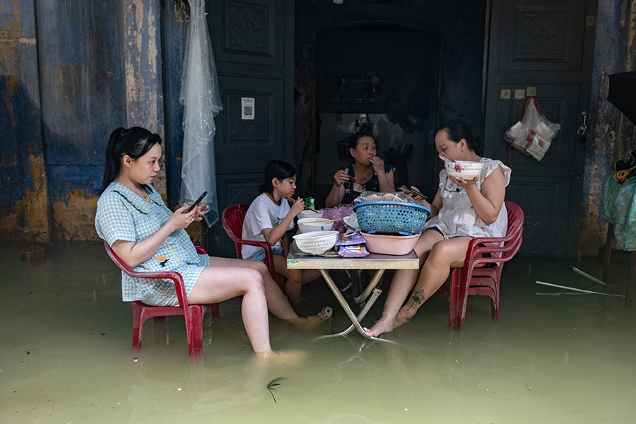 Семья обедает во время наводнения в городе Хюэ&nbsp;

&nbsp;