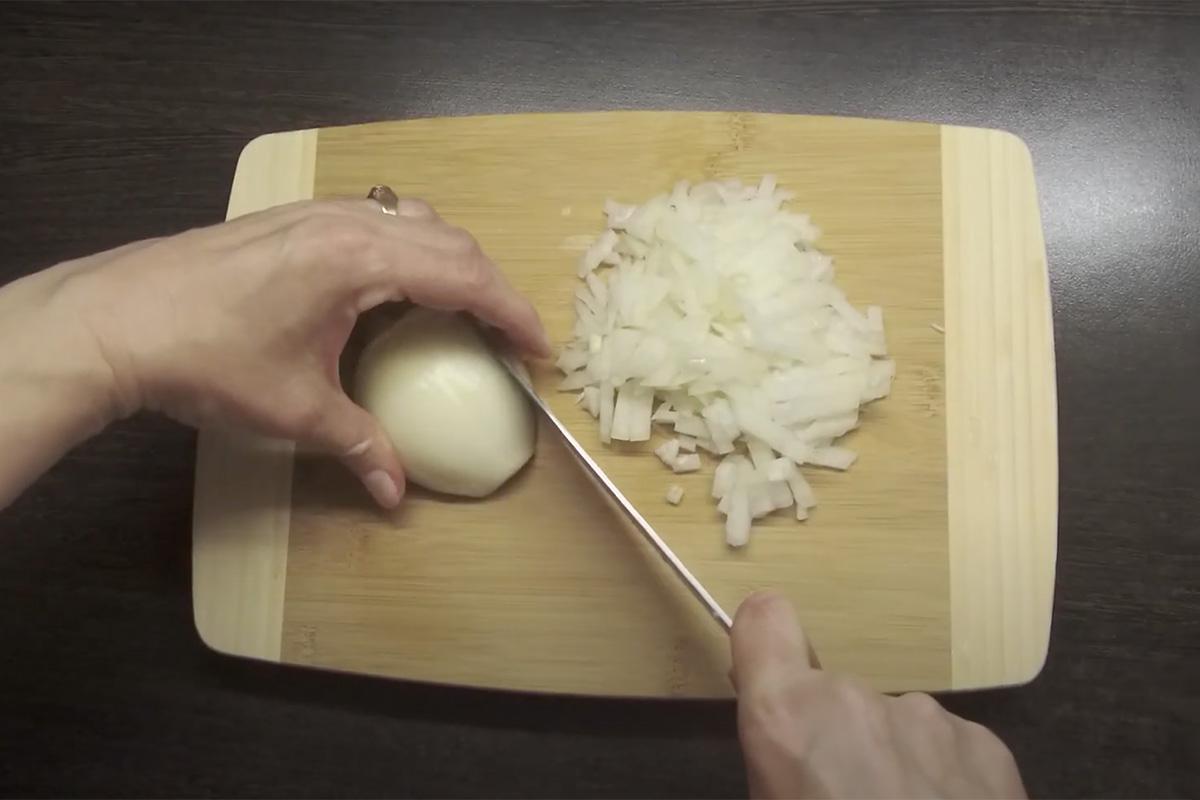 Нарежьте овощи для зажарки