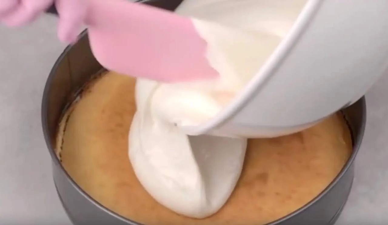 Выложите суфле на корж