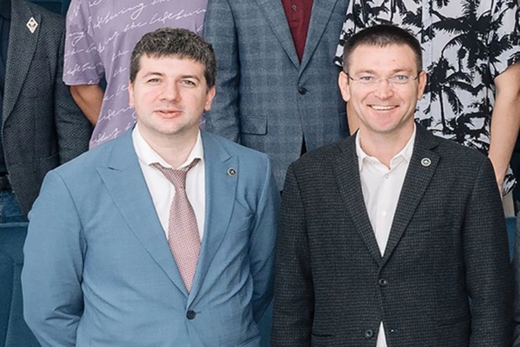 На фото: Юрий Абросимов (слева). Фото: ПАО «Объединенная авиастроительная корпорация»