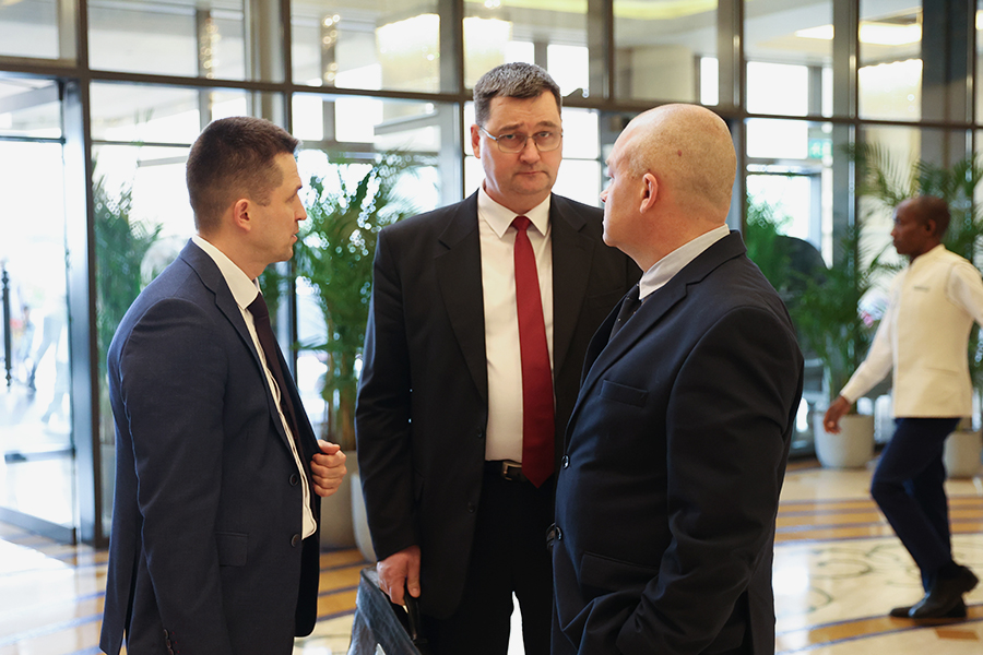 Члены российской делегации после переговоров в гостинице The Ritz-Carlton Abu Dhabi