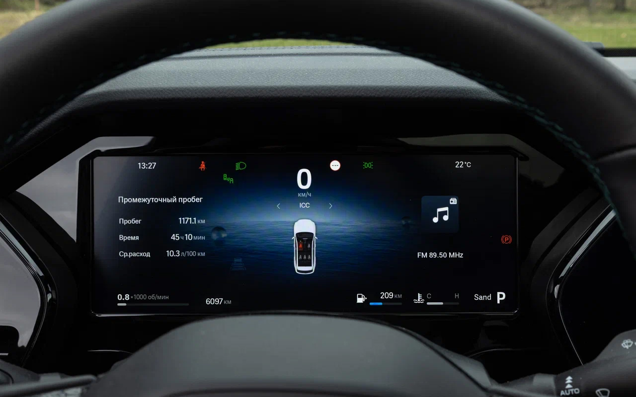 Приборная панель&nbsp;Geely Monjaro прикрыта солнцезащитным козырьком. Она понятна и приятна, но в параметры на ходу приходится всматриваться