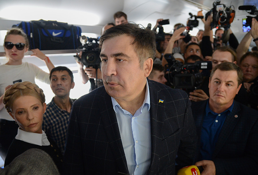 Юлия Тимошенко (слева) и&nbsp;Михаил Саакашвили (в центре)&nbsp;в вагоне поезда в Пшемышле. 10 сентября 2017 года


