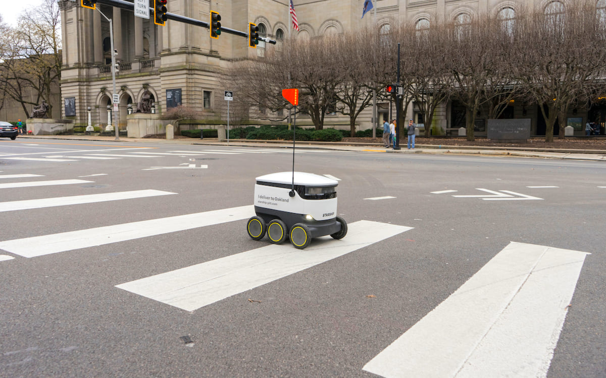 Роботы-сотрудники в отелях и парках: где тестируют автономные технологии