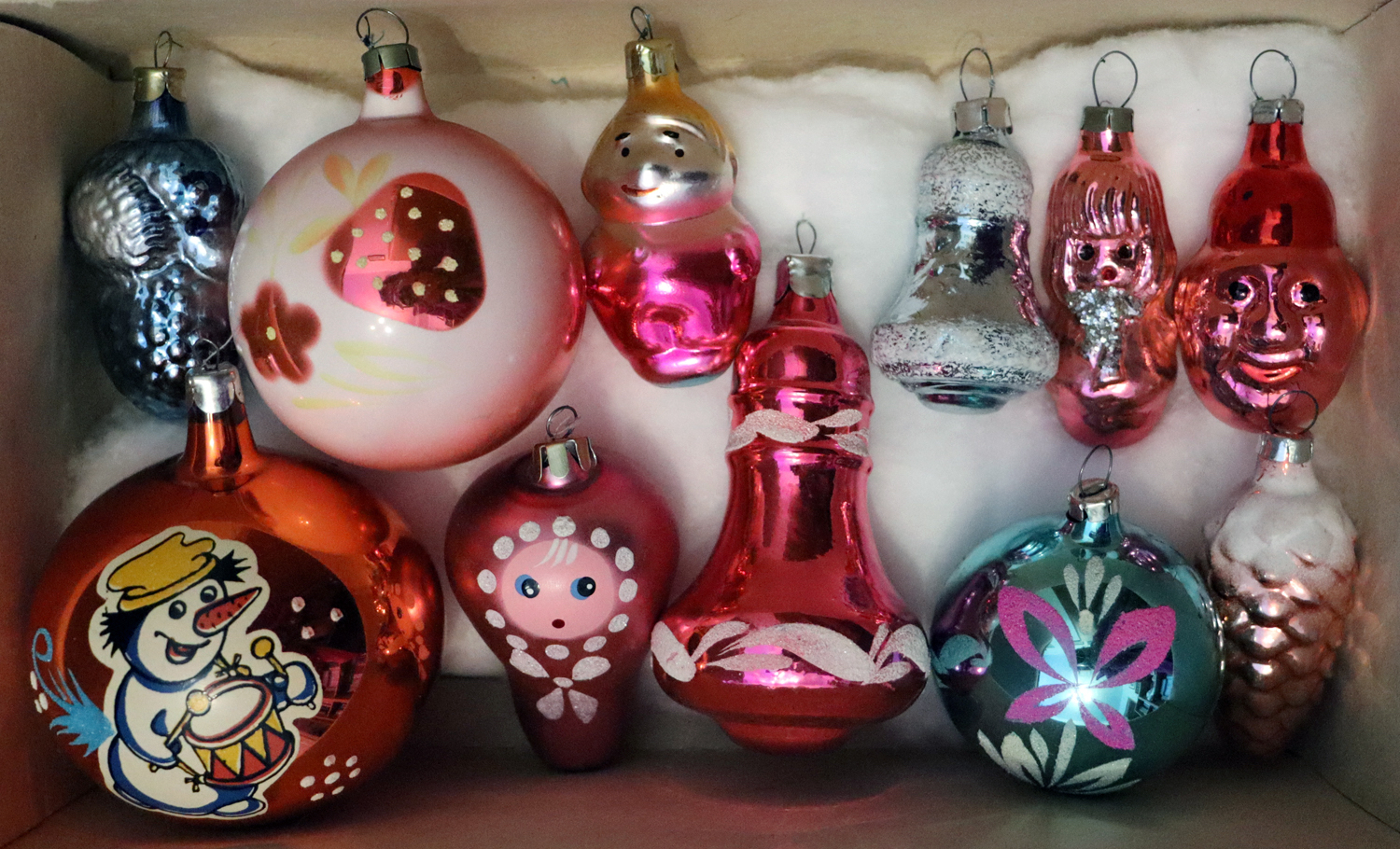 Новогодние елочные стеклянные и пластиковые шары с нанесением логотипа и росписи