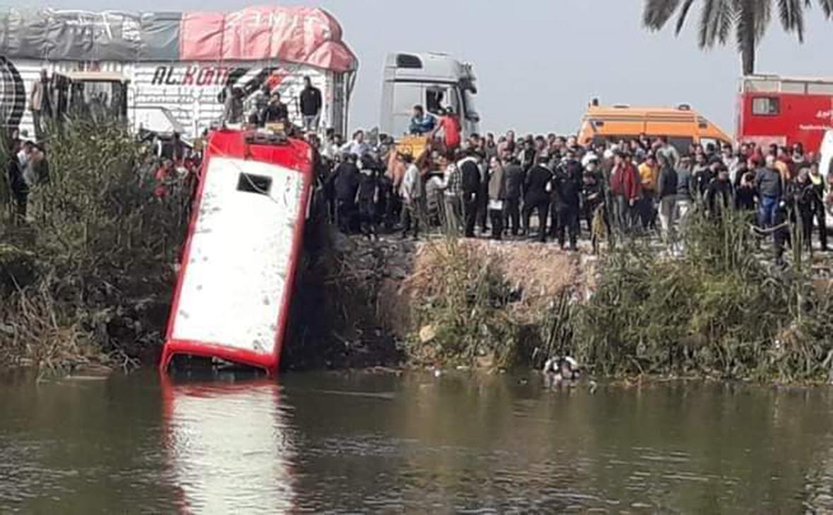 В Египте 20 человек погибли при падении автобуса в речной канал