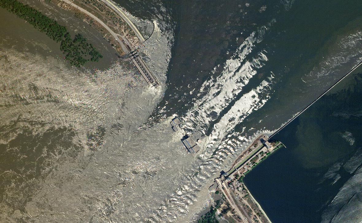 Разрушенная Каховская ГЭС