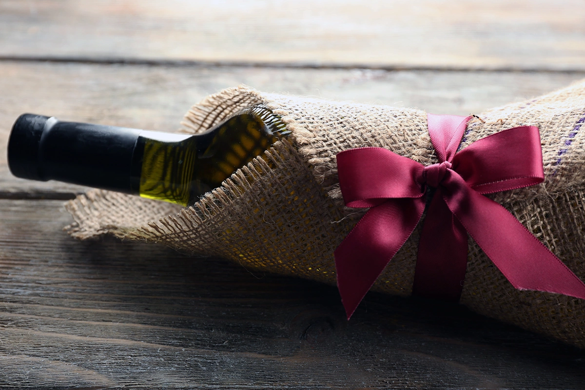 Вино — отличный подарок практически по любому поводу, будь то Новый год, свадьба, день рождения и особенно в условиях отсутствия повода