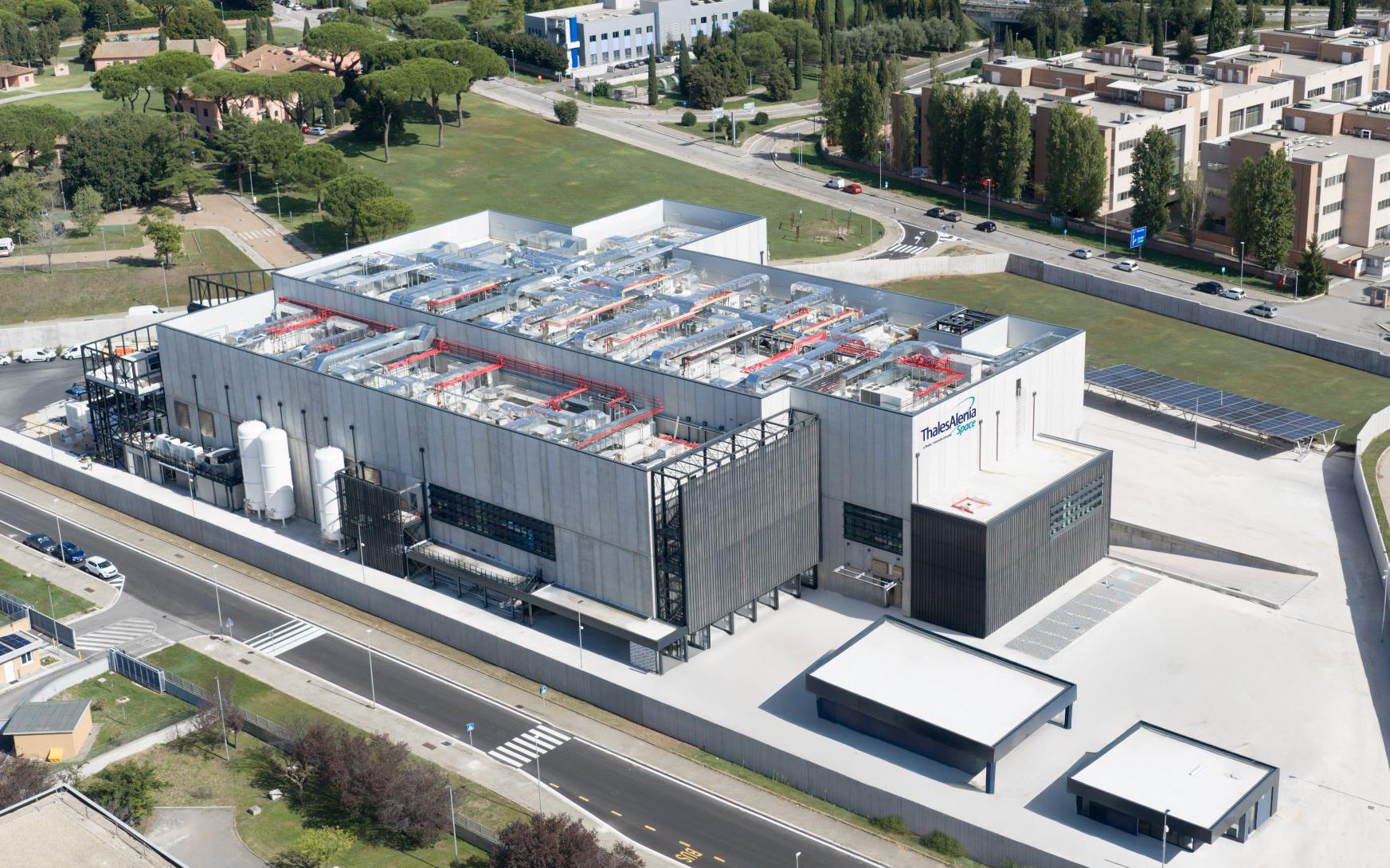 Вид завода в Риме снаружи