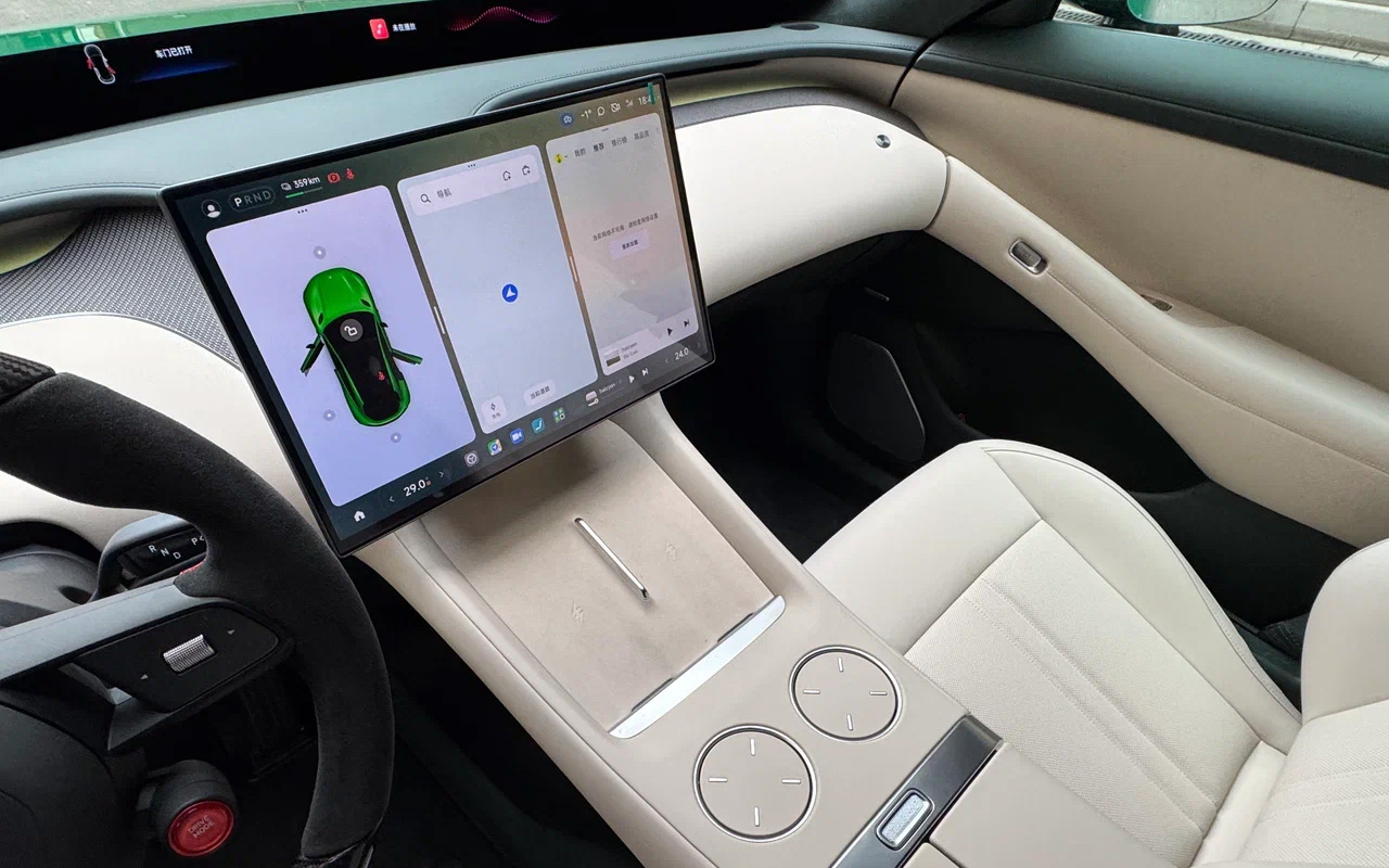 Светлая кожа отлично сочетается с темно-зеленым кузовом