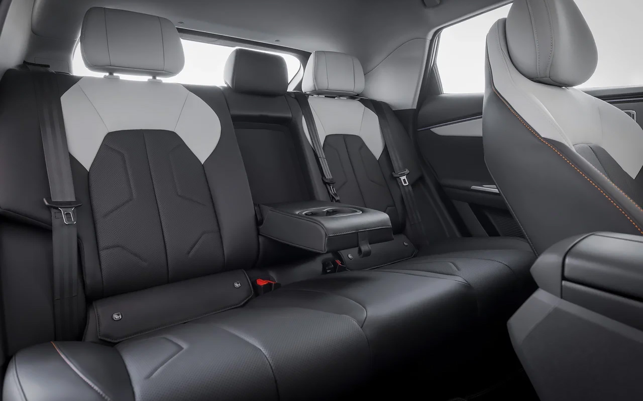 Пассажирам второго ряда стала просторнее по высоте и в районе коленей. Но по-прежнему будет очень тесно для троих взрослых