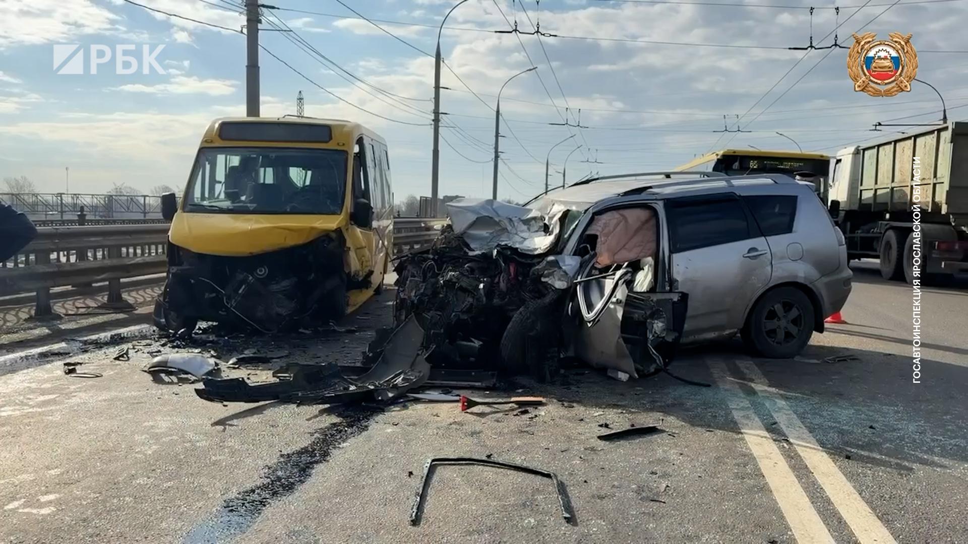 Больше 10 человек пострадали в ДТП в Ярославской области
