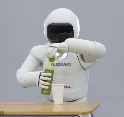 Японский робот научился пить пиво и играть в футбол