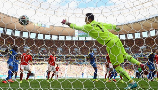 Швейцарский вратарь Диего Бенальо пропускает гол  во время матча в группе Е Швейцария - Эквадор. 15 июня, Бразилиа, Бразилия.