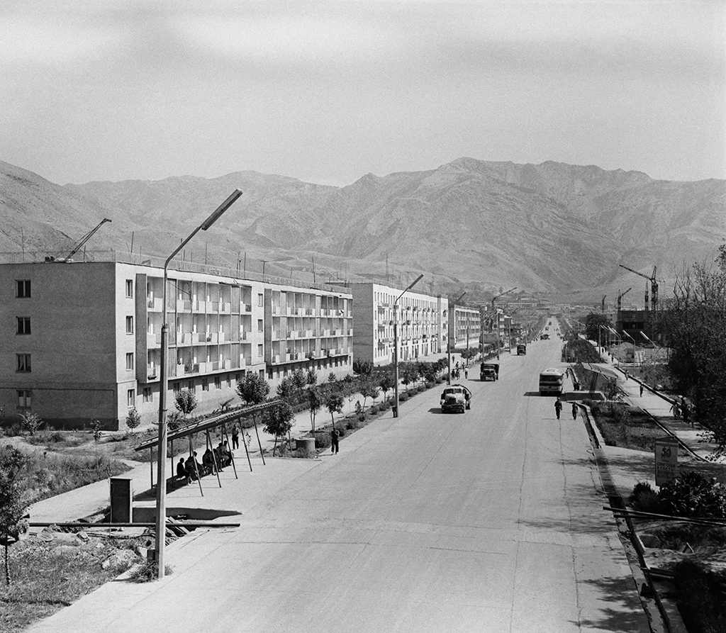 На одной из&nbsp;центральных улиц города Нурека, Таджикская&nbsp;ССР. 1967 год
