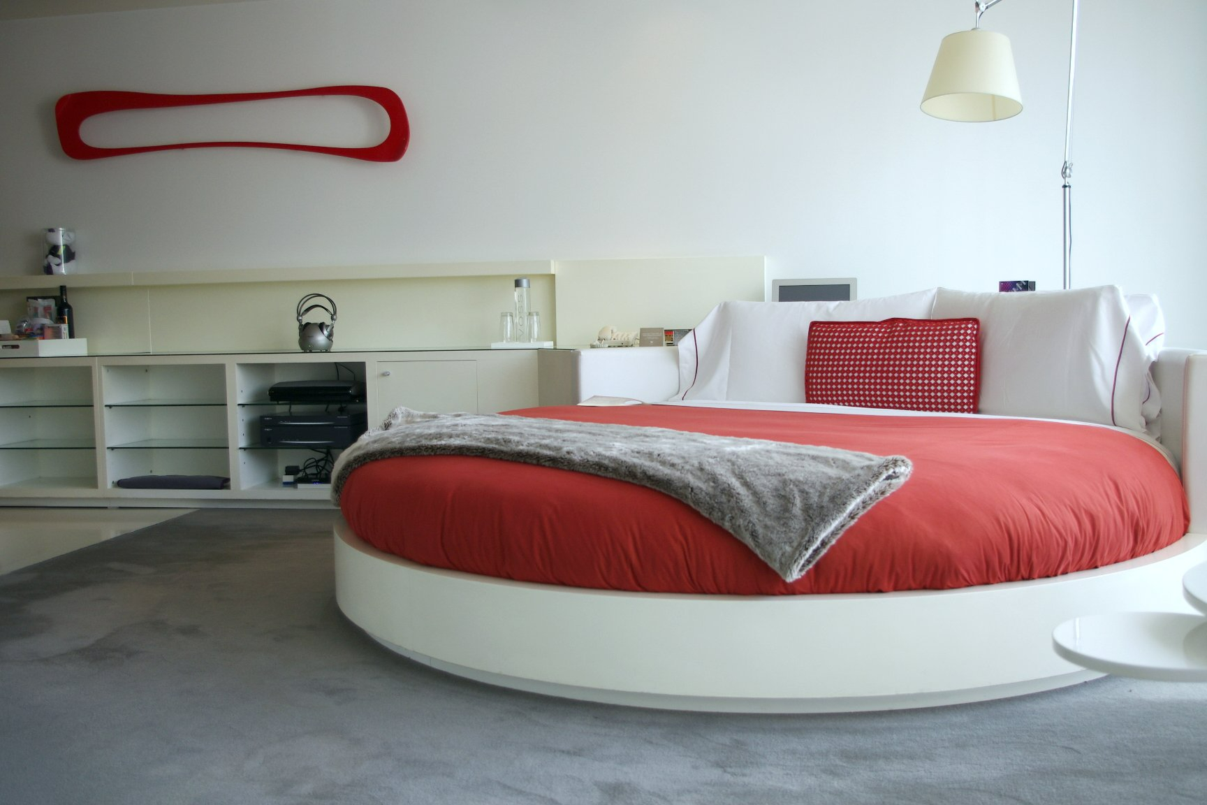 Круглая кровать неизбежно станет центром притяжения взглядов, на нее будет ориентирован остальной дизайн помещения